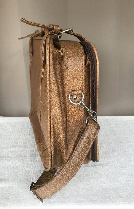 Petite valise souple en simili cuir de la marque FAVO, vintage