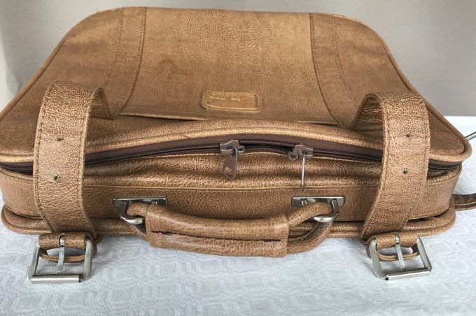 Petite valise souple en simili cuir de la marque FAVO, vintage