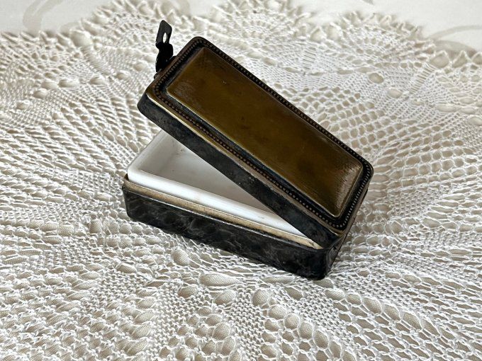 Boîte à savon de voyage ancienne en laiton - Intérieur céramique.