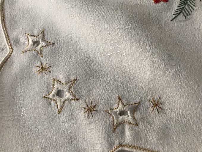 Jolie petite nappe carré motifs Noël avec ses 4 serviettes, Neuve