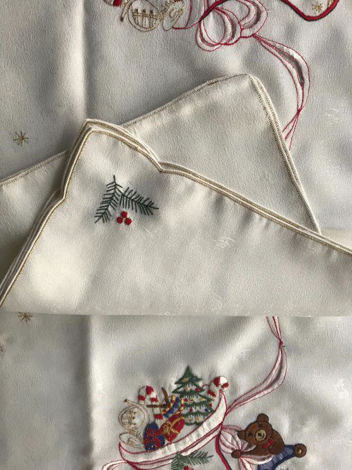 Jolie petite nappe carré motifs Noël avec ses 4 serviettes, Neuve