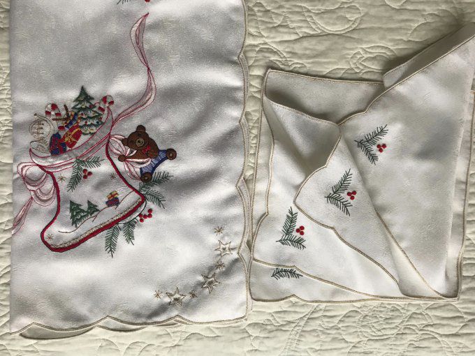 Jolie petite nappe carré motifs Noël avec ses 4 serviettes, Neuve