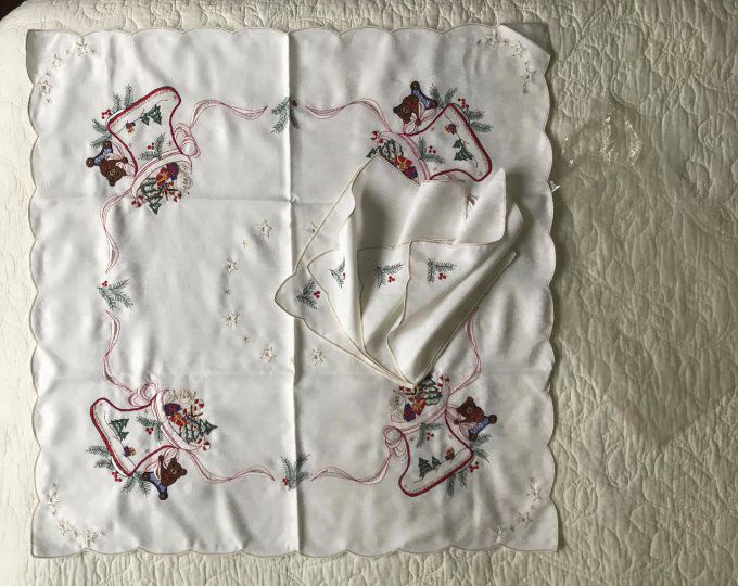 Jolie petite nappe carré motifs Noël avec ses 4 serviettes, Neuve