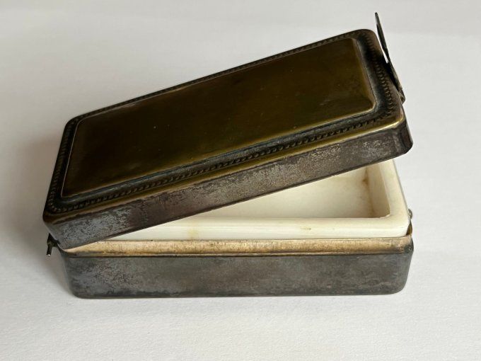 Boîte à savon de voyage ancienne en laiton - Intérieur céramique.