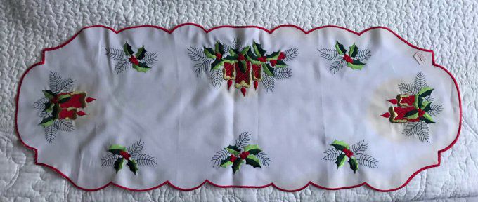 Joli tablier de Noël brodé + chemin de table, Neufs