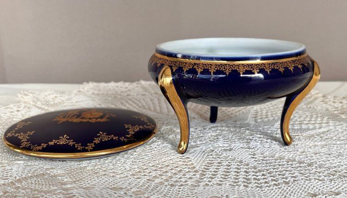 Boite à bijoux, Bonbonnière Tripode Limoges - Bleu de Four & Or - Décor Scène Galante