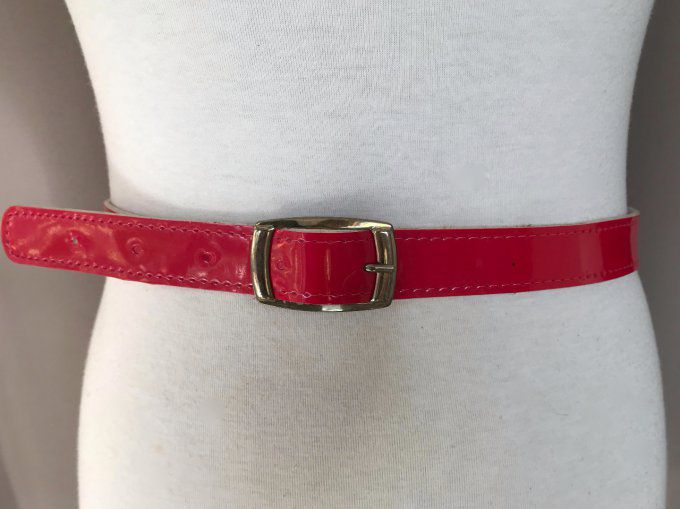 Ceinture vinyle rouge vintage avec détail à l'arrière, Neuve