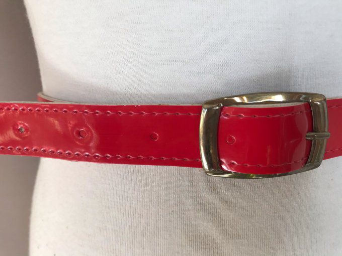 Ceinture vinyle rouge vintage avec détail à l'arrière, Neuve