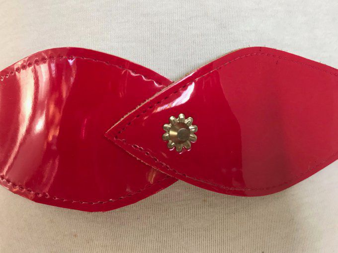 Ceinture vinyle rouge vintage avec détail à l'arrière, Neuve