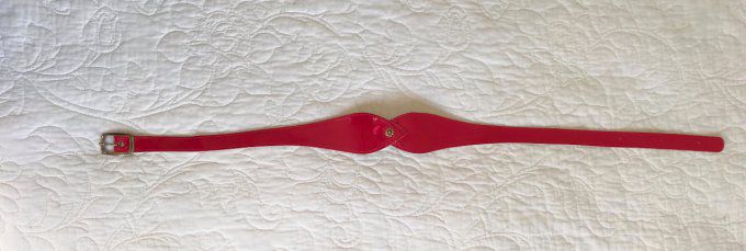 Ceinture vinyle rouge vintage avec détail à l'arrière, Neuve