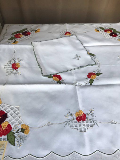 Petite nappe brodée avec ses 4 serviettes, Neuve