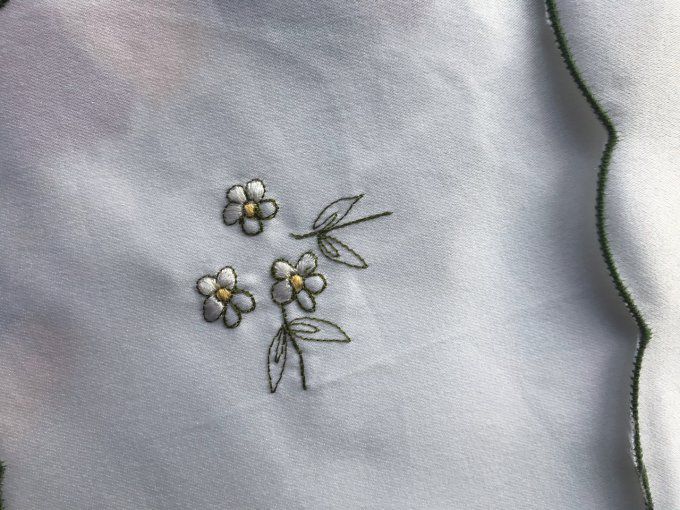 Petite nappe brodée avec ses 4 serviettes, Neuve