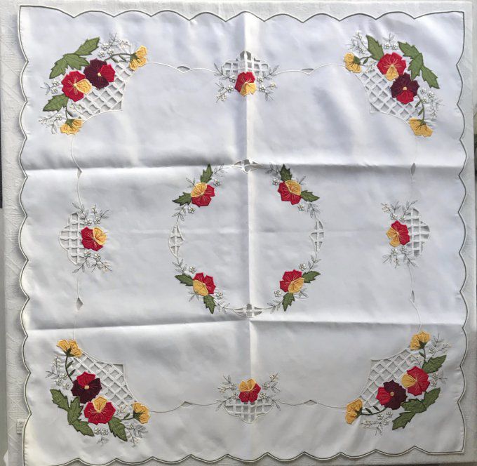 Petite nappe brodée avec ses 4 serviettes, Neuve