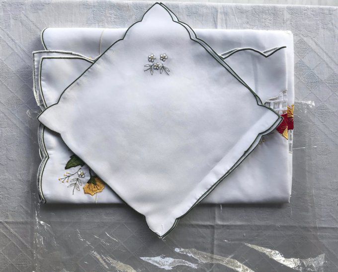 Petite nappe brodée avec ses 4 serviettes, Neuve
