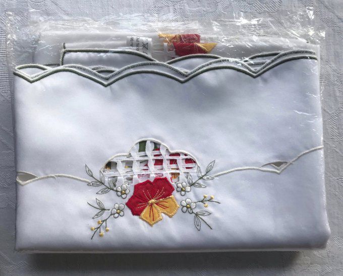 Petite nappe brodée avec ses 4 serviettes, Neuve