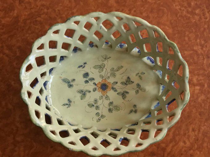 Jolie corbeille à fruits en faience, estampillée Martres, France