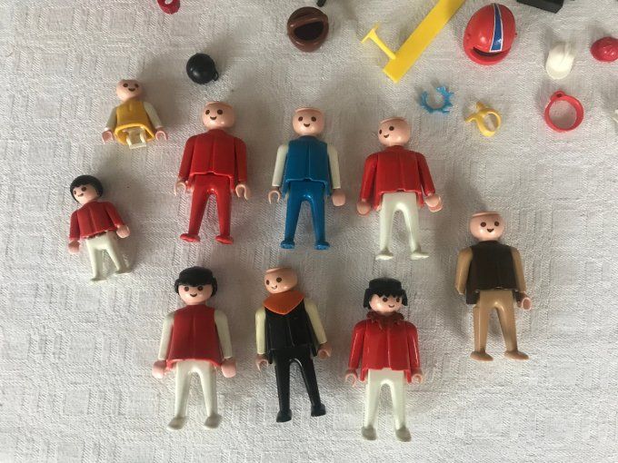 Lot Playmobil, Geobra, années 70/80, personnages, chevaux, remorque, accessoires