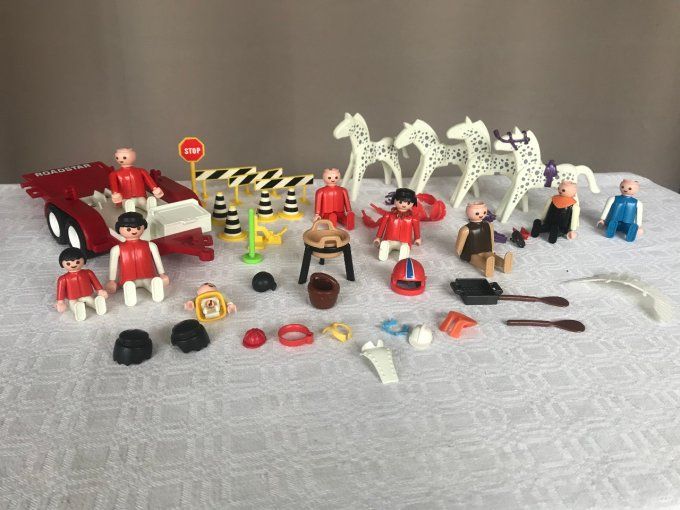 Lot Playmobil, Geobra, années 70/80, personnages, chevaux, remorque, accessoires