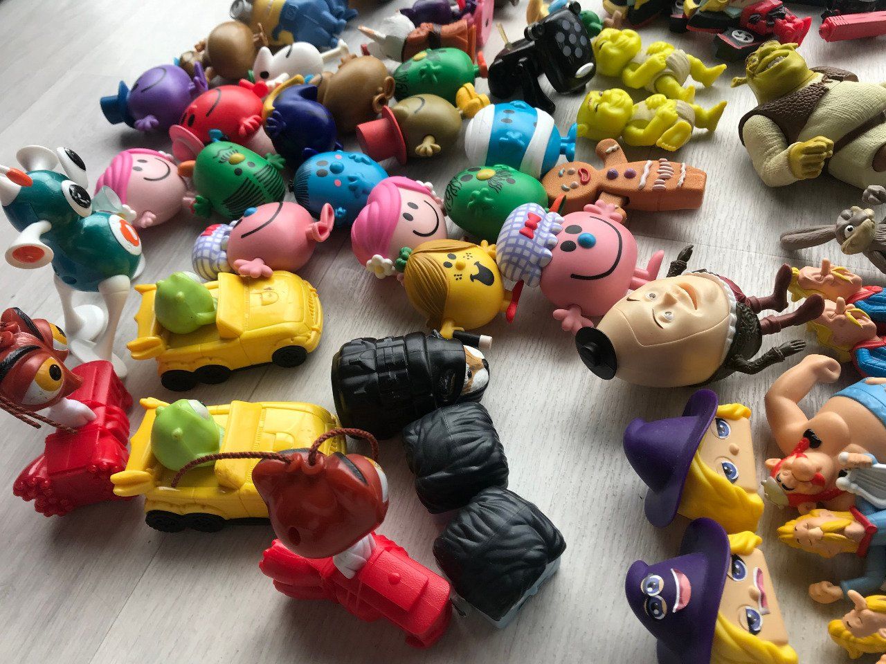 Lot, + de 60 personnages Mac Do, Monsieur Madame, Mickey, Picsou, shrek,   - Videgrenierdunet