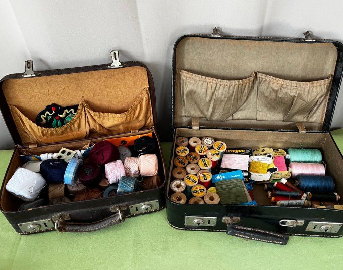 Ancienne valisette de mercerie, avec fil à repriser, nécessaire à couture 