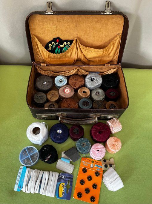 Ancienne valisette de mercerie, avec fil à repriser, nécessaire à couture 