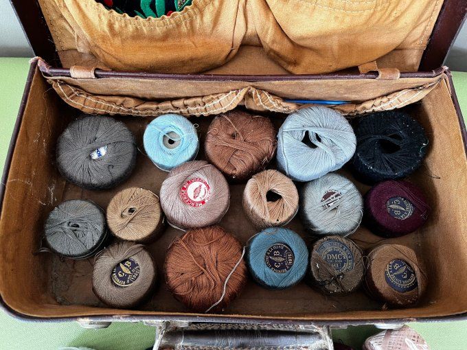 Ancienne valisette de mercerie, avec fil à repriser, nécessaire à couture 