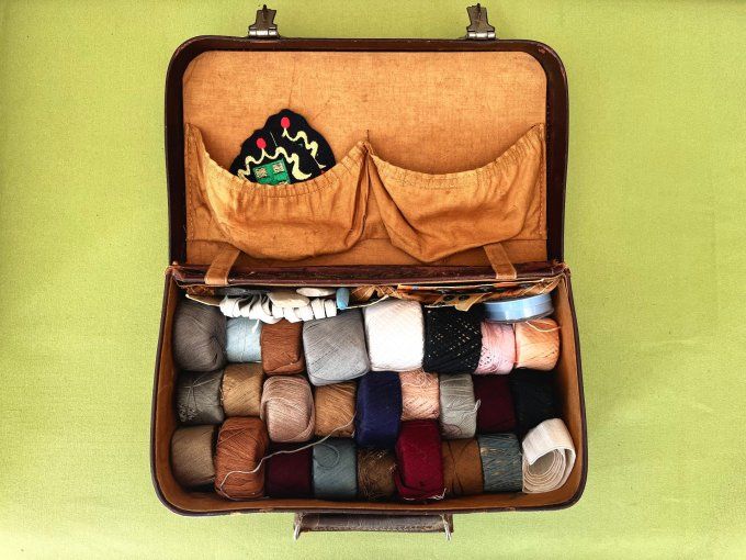 Ancienne valisette de mercerie, avec fil à repriser, nécessaire à couture 