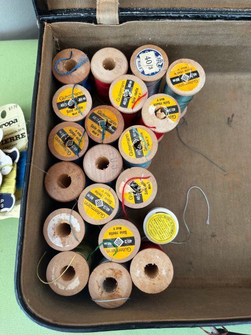 Valisette ancienne, mercerie vintage, fils de coton et de soie 