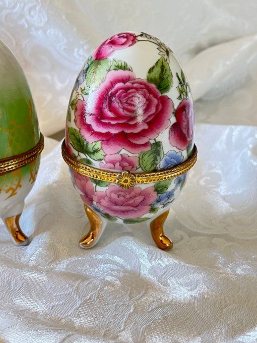 Duo d'œufs bijoux style Fabergé en porcelaine - Décor floral & dorures
