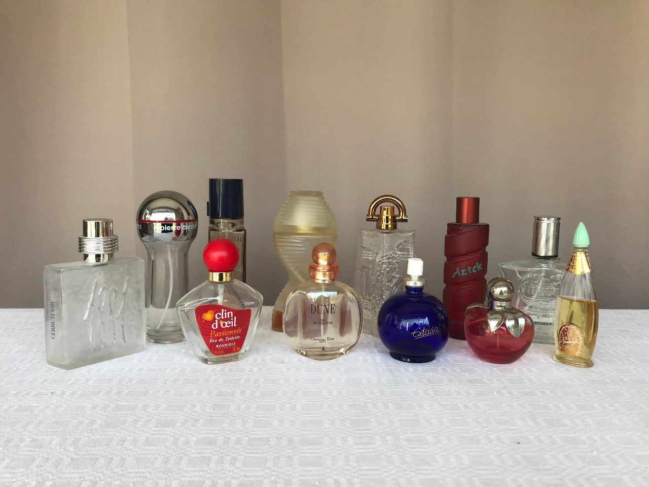 Lot de 12 flacons de parfum vides, Dior, Bourjois, Givenchy, Cerruti, Cardin ...