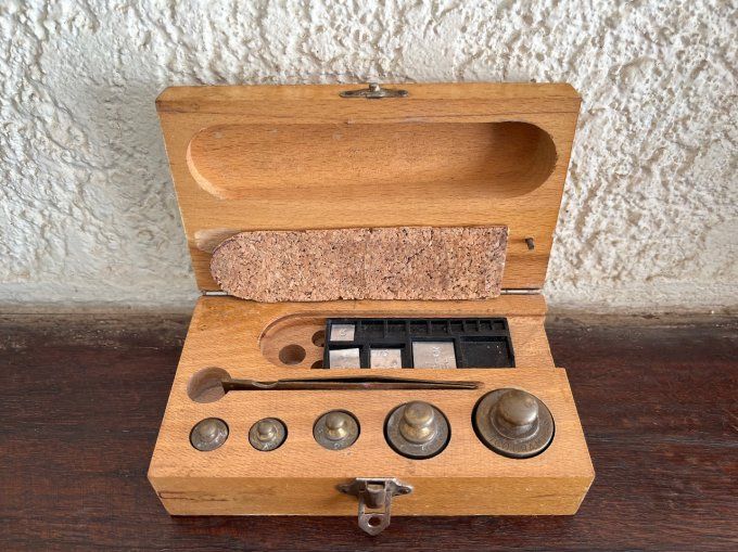 Coffret de précision ancien : l'art de la mesure exacte.