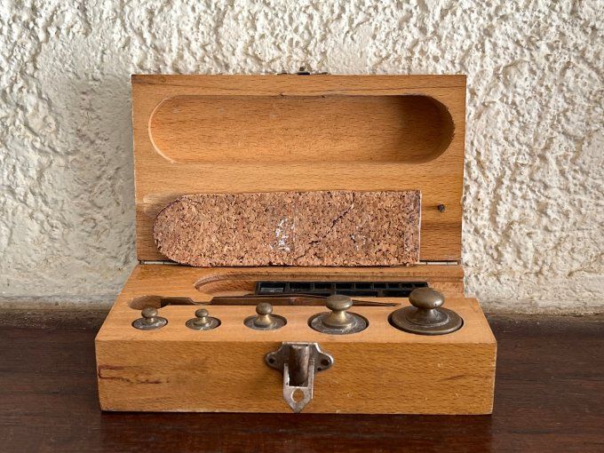 Coffret de précision ancien : l'art de la mesure exacte.