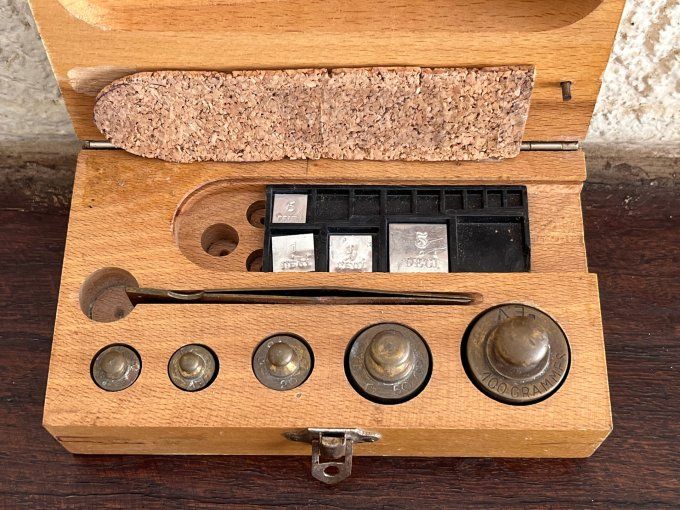 Coffret de précision ancien : l'art de la mesure exacte.