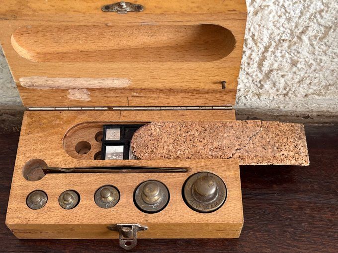 Coffret de précision ancien : l'art de la mesure exacte.