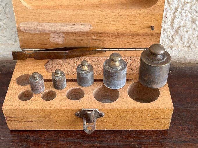 Coffret de précision ancien : l'art de la mesure exacte.