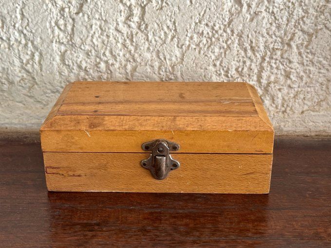Coffret de précision ancien : l'art de la mesure exacte.