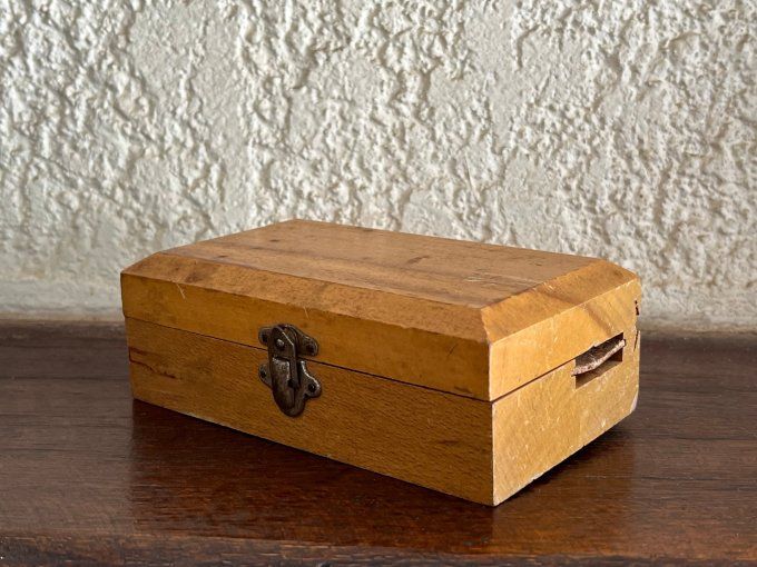 Coffret de précision ancien : l'art de la mesure exacte.