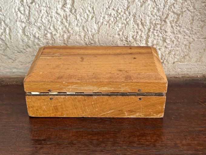 Coffret de précision ancien : l'art de la mesure exacte.