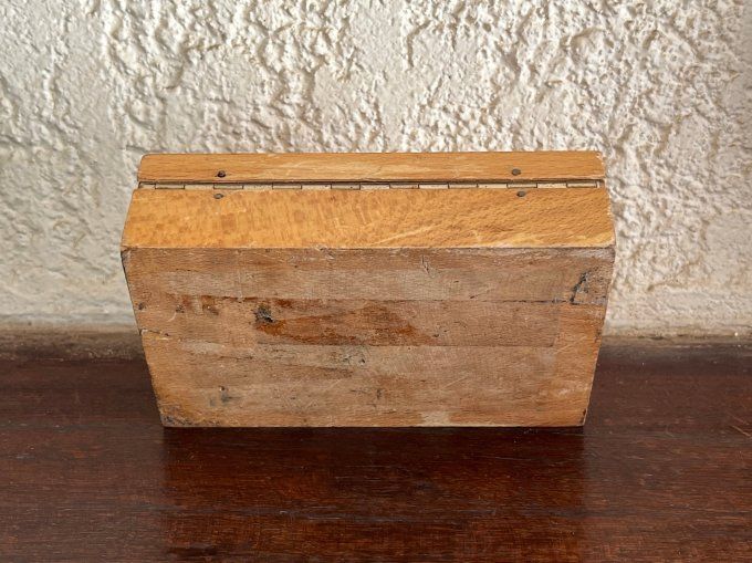 Coffret de précision ancien : l'art de la mesure exacte.