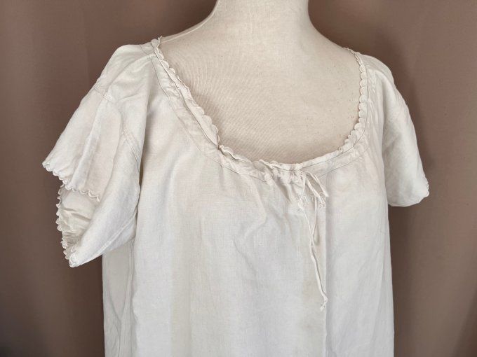 Ancienne chemise de nuit en métis, broderie festonnée, initiales FT, confort naturel, charme vintage