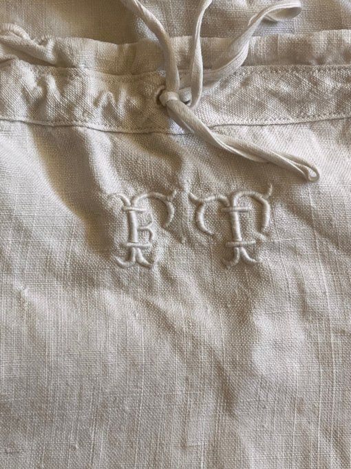 Ancienne chemise de nuit en métis, broderie festonnée, initiales FT, confort naturel, charme vintage