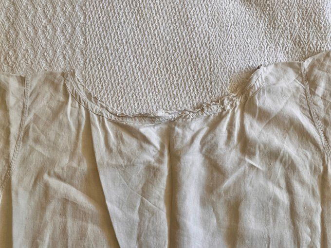 Ancienne chemise de nuit en métis, broderie festonnée, initiales FT, confort naturel, charme vintage