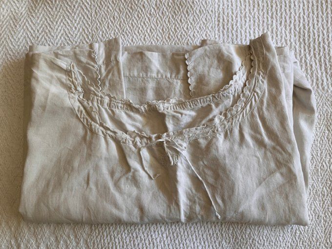 Ancienne chemise de nuit en métis, broderie festonnée, initiales FT, confort naturel, charme vintage