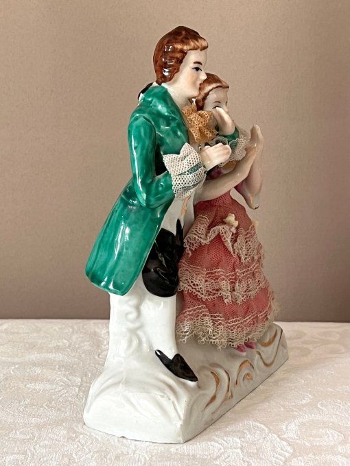 Couple galant, figurines en porcelaine et dentelle appliquée, vintage