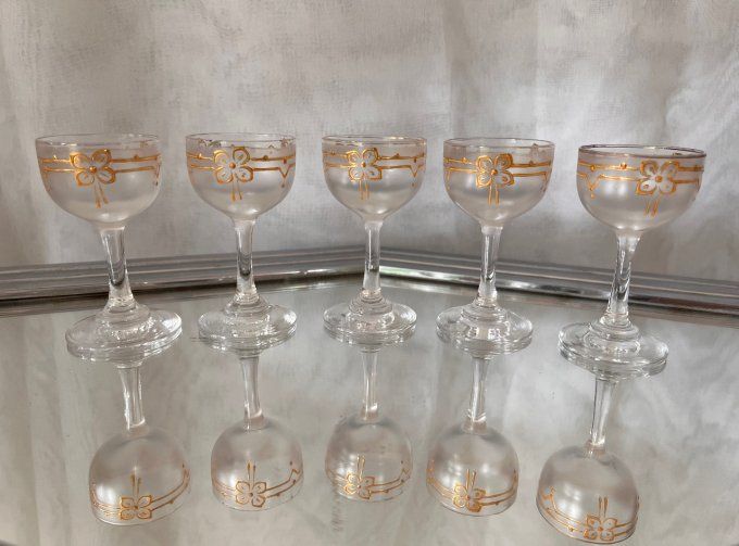 Lot de 5 petits verres à liqueur anciens en verre givré et décors dorés