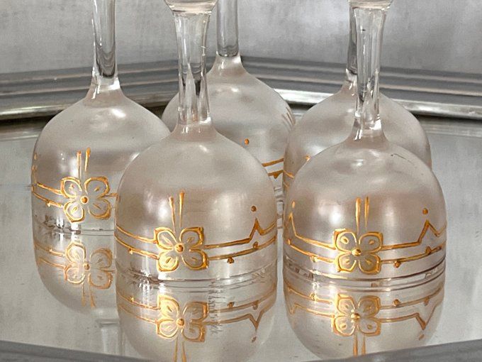 Lot de 5 petits verres à liqueur anciens en verre givré et décors dorés