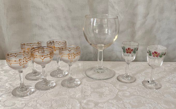 Lot de 5 petits verres à liqueur anciens en verre givré et décors dorés