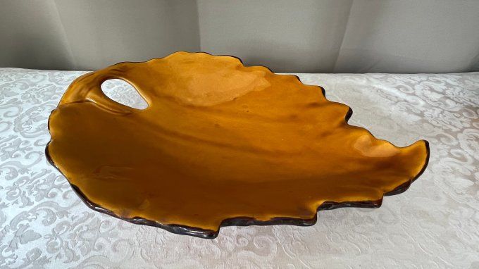 Grand plat, Coupe feuille en céramique, barbotine signé Quincy Portugal