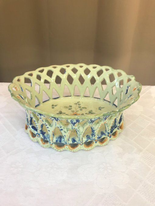 Jolie corbeille à fruits en faience, estampillée Martres, France