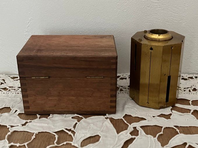 Instrument de Géomètre Ancien : Équerre d'Arpenteur Laiton & Boîte Bois - Cabinet de Curiosités
